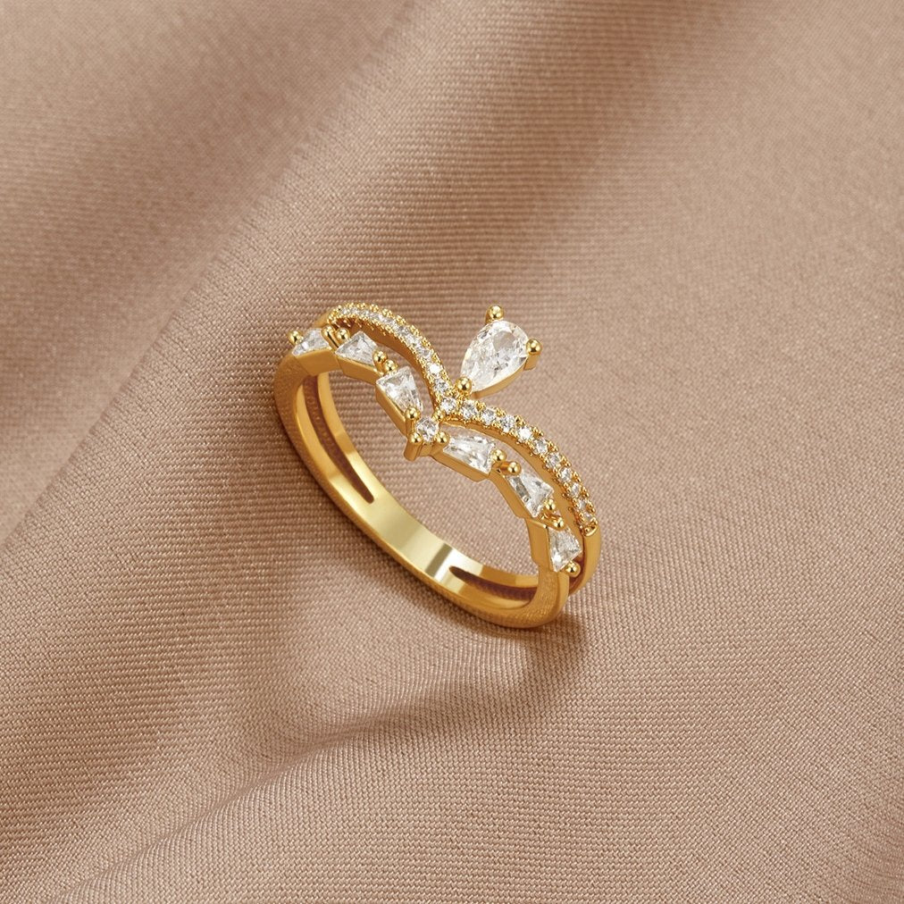 Valeria - Elegant Crystal Ring